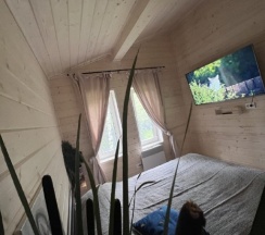 Двухместный семейный коттедж с видом на окрестности двуспальная кровать в Fraubu.camp