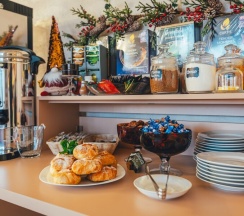 Номер эконом с двумя раздельными кроватями, окно выходит в коридор в Лабиринт