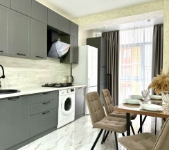 Современная студия с панорамными окнами и видом на озеро в Как Дома 05