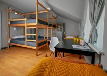 Кровать в общем 9-местном номере для мужчин в Ле Мон