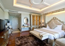 Двухместный номер Deluxe beachfront двуспальная кровать в LK The Empress Pattaya