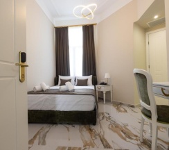 Двухместный номер Deluxe с балконом двуспальная кровать в Modern Luxury Hotel