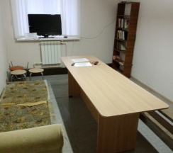 Кровать в общем номере с красивым видом из окна в Хостел