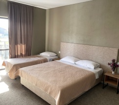 Трёхместный номер Classic с балконом в Абаза