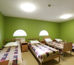 Кровать в общем номере с красивым видом из окна в Пётр первый