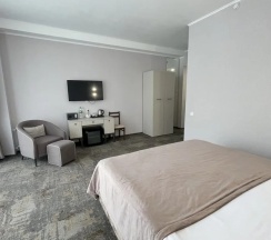 Двухместный номер Standard с 1 комнатой с балконом и с видом на горы двуспальная кровать в Парк Малибу