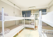 Кровать в общем номере с видом на город в OYO 688 Bangkok Hub Hostel