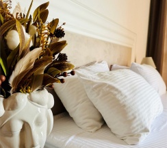 Двухкомнатный номер Люкс на трех-четырех гостей с балконом видом на море (корпус Б) в Оптимист