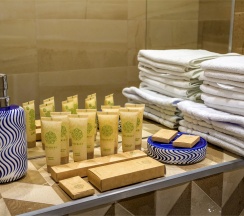 Апартаменты с кроватью размера «king-size» и видом на море в Брют