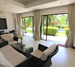 Двухместный люкс Deluxe с частичным видом двуспальная кровать в Laguna Villas Boutique Hotel