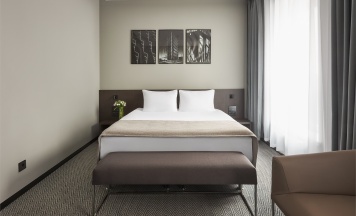 Бизнес с 1 двуспальной кроватью в Farfour Inn&Suite