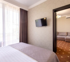 Номер первой категории  "Улучшенный люкс с балконом" в Mari