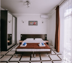 Полулюкс трехместный номер с балконом в Космос