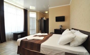 Четырёхместный семейный номер Classic с балконом в Валекс