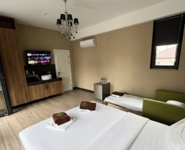 Трёхместный номер Комфорт с балконом в Hotel&Suite AinLan