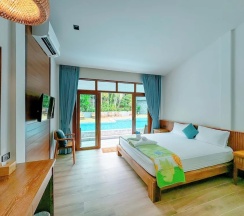 Двухместный номер Deluxe с видом на бассейн двуспальная кровать в Salakphet Resort