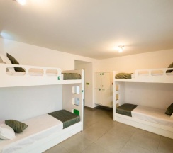 Кровать в общем номере с балконом в Concept Design Hostel & Suite
