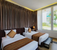 Двухместный номер Deluxe с балконом и с видом на сад двуспальная кровать в Villa Del Sol Beach resort & Spa