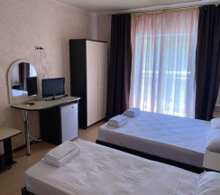 3-местная комната стандарт с 1 односпальной и 1 двуспальной кроватью в Афродита