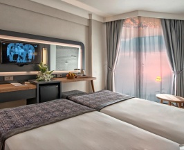 Двухместный номер Standard с частичным видом на море двуспальная кровать в Riviera Zen Hotel Adult Only