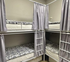 Кровать в 6-местном общем номере в Sova