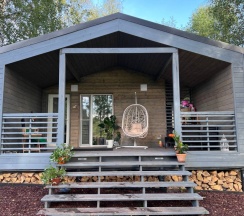 Двухместный семейный коттедж с видом на окрестности двуспальная кровать в Fraubu.camp