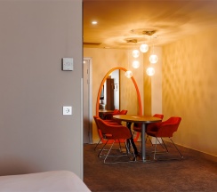 Номер Privilege Luxe c большой двуспальной кроватью в МЕРКЮР ТЮМЕНЬ ЦЕНТР