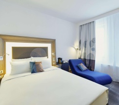 Номер комфорт бизнес с 1 двуспальной кроватью в Novotel Krasnoyarsk center