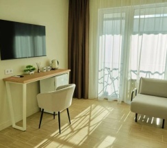 Улучшенная трёхместная комната в Deus