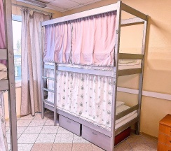 Кровать в мужской 4х местной комнате с электронным замком в Невский