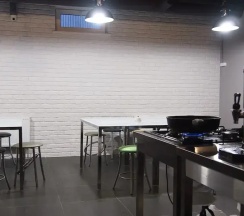 Кровать в общем номере (женский номер) в Opaliha Loft rooms