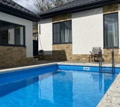 Коттедж с 3 комнатами с красивым видом из окна в Дом у реки