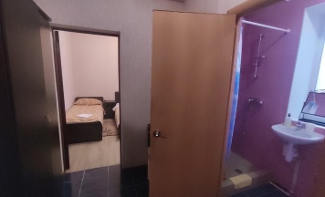 Трехместный номер с двуспальной и односпальной кроватью в Апрель