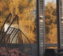 Большой дом Форест с чаном в окружении леса в Timeless