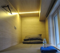 Одноместный номер-капсула с окном в общей комнате в The kubz capsule hotel
