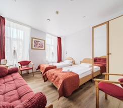 Улучшенная комната с двумя кроватями и диваном в Октавиана