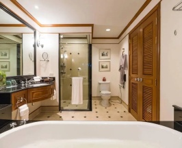 Двухместный номер Family с балконом и с видом на сад двуспальная кровать в JW Marriott Phuket Resort & Spa