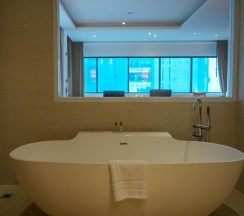 Двухместный люкс с балконом двуспальная кровать в Hotel Mermaid Bangkok
