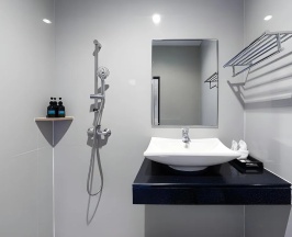 Двухместная вилла Deluxe с балконом и с видом на океан двуспальная кровать в Отель Secret Cliff Resort Phuket