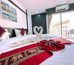 Двухместный номер Deluxe с балконом двуспальная кровать в Hotel Baya Patong