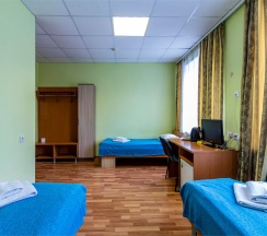 Трехместный номер ЭКОНОМ с тремя односпальными кроватями и собственными удобствами в Большой Урал