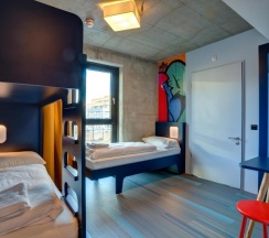 Кровать в общем номере (женский номер) в MEININGER Hotel Berlin East Side Gallery