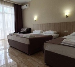 Комната комфорт с 2 односпальными и 1 двуспальной кроватью в Diva plaza