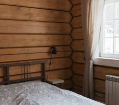 Коричневый дом с видом на озеро в Forrest Lodge Karelia