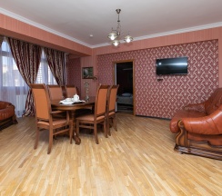 Люкс 3-х комнатный с кухней и бильярдом 4-х местный в Жемчуг