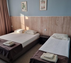 Номер стандарт семейный с 1 односпальной и 1 двуспальной кроватью в Leto Place