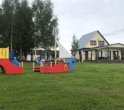 Коттедж с балконом и с красивым видом из окна в Усадьба Клёвое место