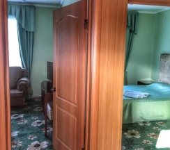 Стандарт Семейный 2х комнатный с двуспальной, двумя односпальными кроватями и диваном в Алия