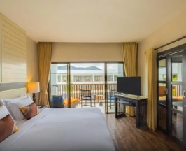 Двухместный номер Deluxe с видом на бассейн (двуспальная кровать) в Deevana Plaza Phuket