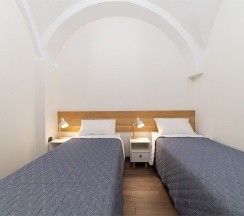 Апартаменты с двумя кроватями, кухней-гостиной  и отдельным входом в Двенадцать